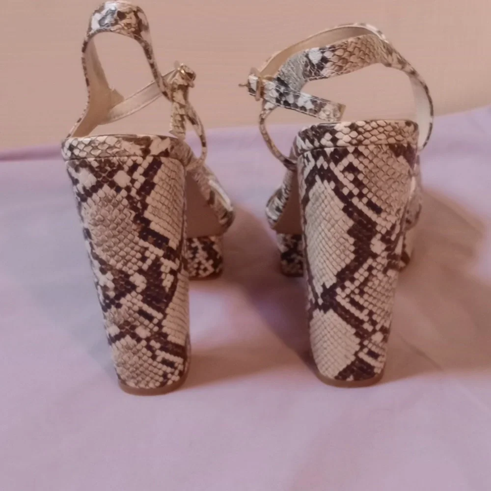 JustFab Showoff,Gray Platform Shoes with Ankle Strap and Rounded Toe, Size 10